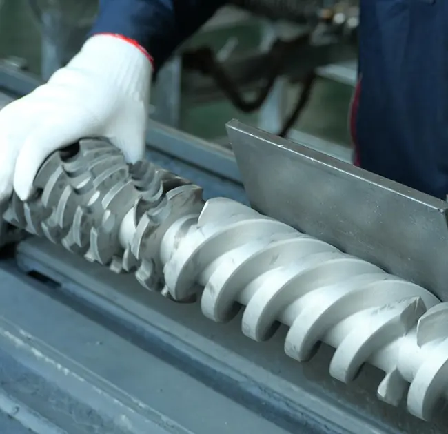 چرا خطوط سیاه به طور مکرر در اکسترودر ظاهر می شوند؟ این مقاله به شما می آموزد که چگونه به سرعت تشخیص دهید که آیا این مشکل ناشی از مشکل در بشکه یا پیچ است.